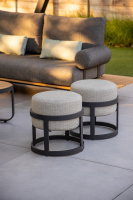 STAY Compact Bord & 2 Pallar, Mörkgrå Aluminium Två pallar framför en soffgrupp på en uteplats