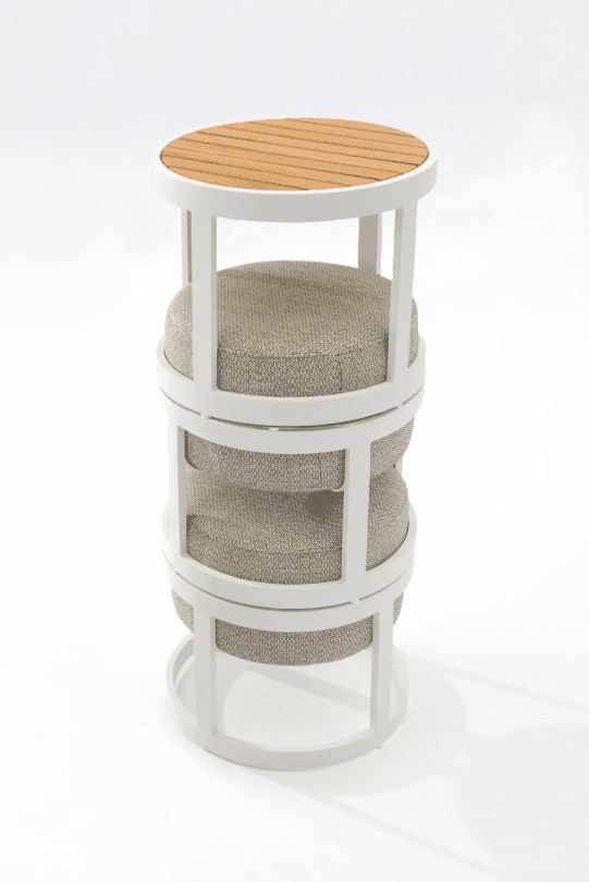 Två pallar och bordet i en stapel mot en ljusgrå bakgrund