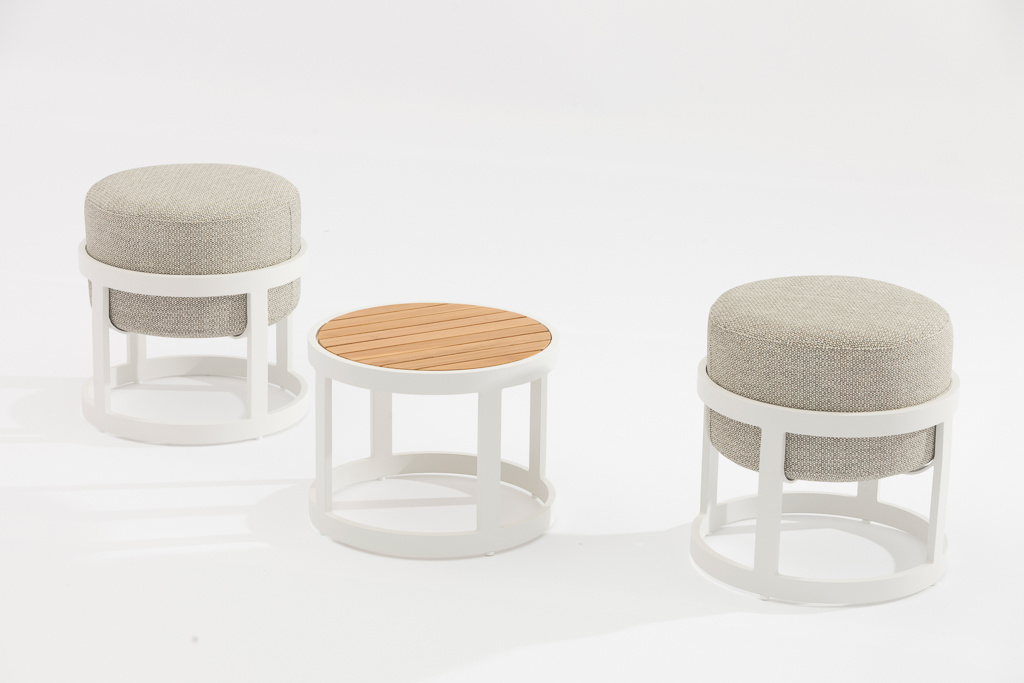 Två pallar och ett bord mot en ljusgrå bakgrund