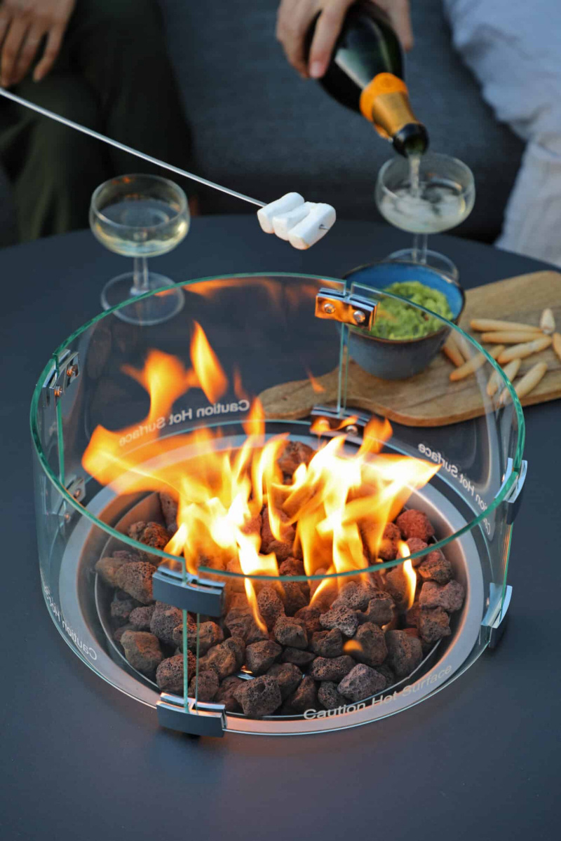 Närbild på grilldelen av bordet med en marshmallow över elden