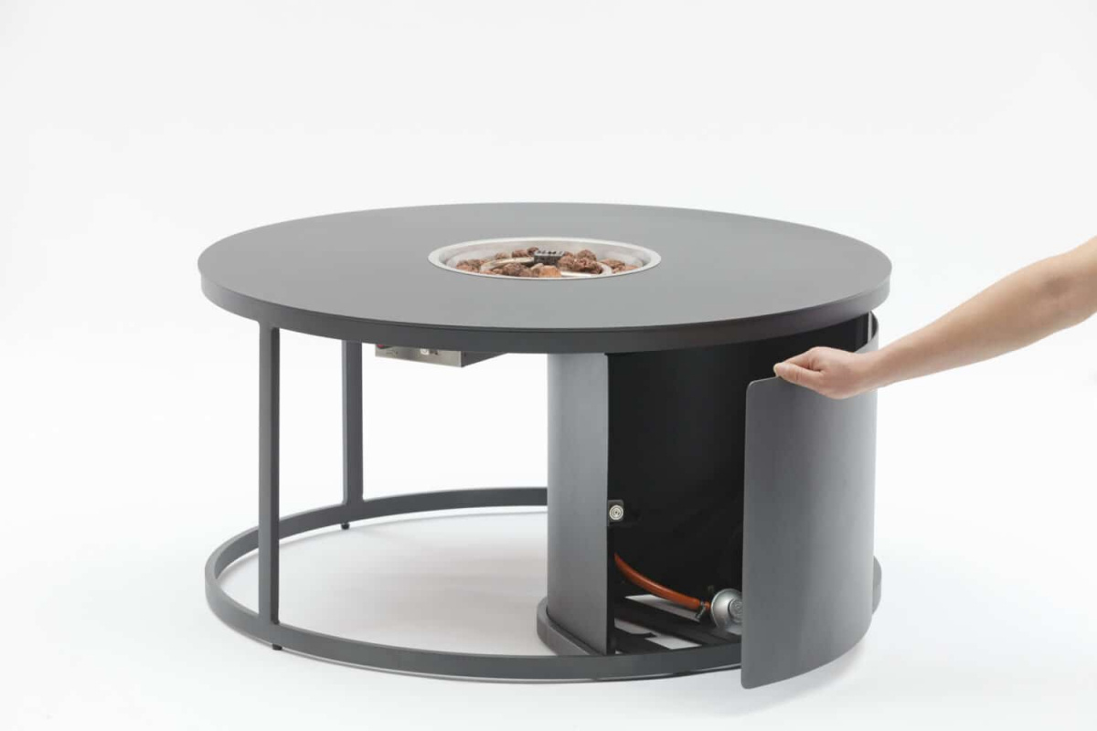 En hand öppnar gasolförvaringen i bordet 