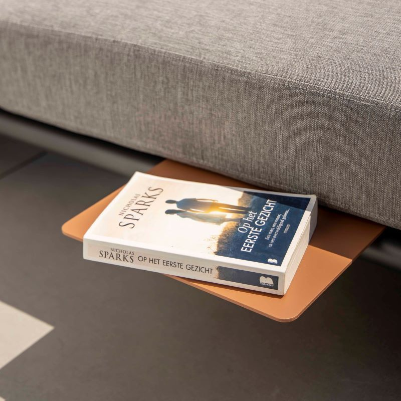 Sidobordet med en bok på