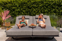 Bordet monterat i en Flex solstol STAY Flex Teak Sidobord, Vit