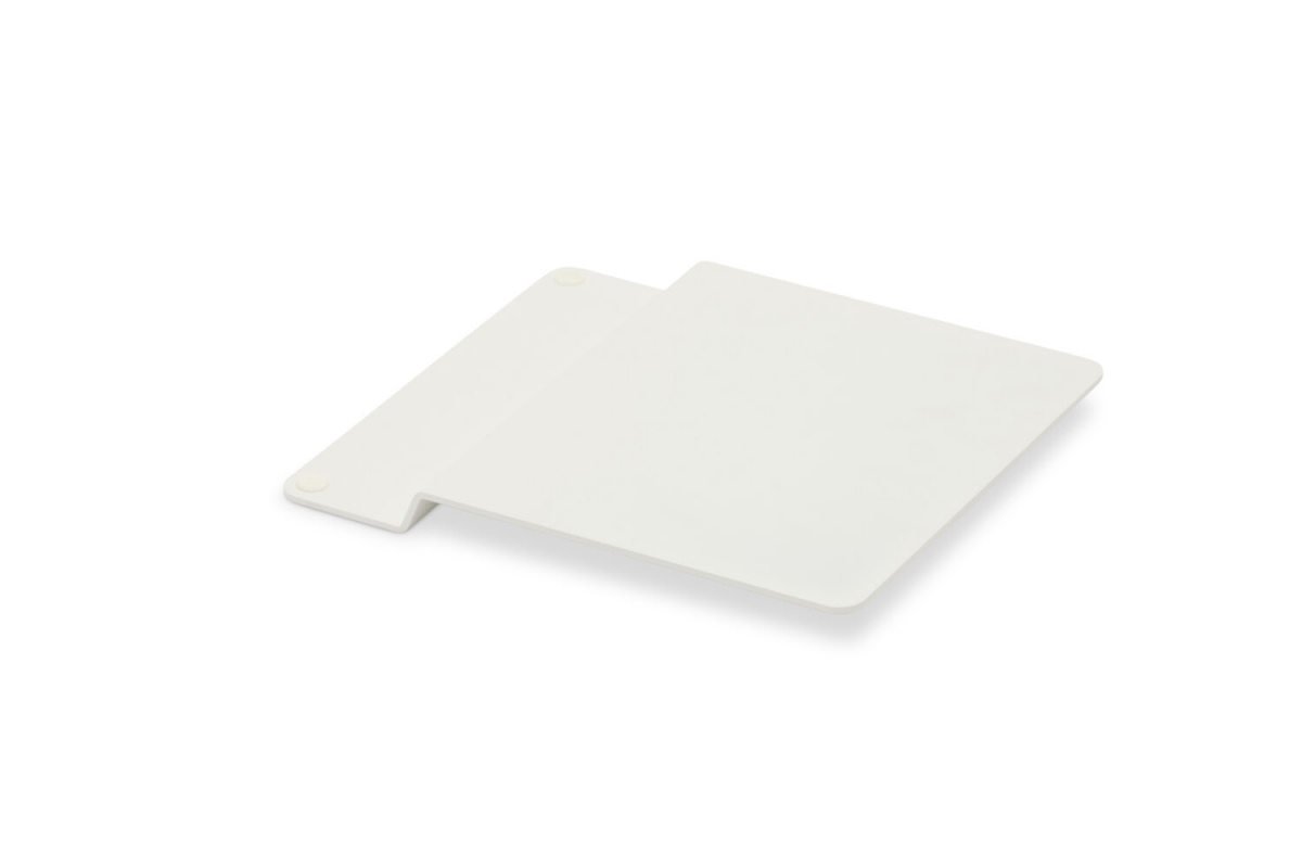 Sidobordet i vitt mot en vit bakgrund 