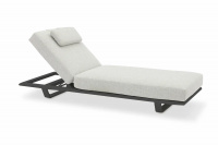 STAY Flex Solsäng, Ljusgrått Tyg & Mörkgrå Ram En loungestol med en ljus, stoppad yttermaterial och en mörk metallram. Ryggen är justerbar och har ett huvudstöd.