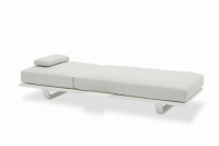Solstolen med ljus ram. Sidobord ingår ej En solsäng med grå klädsel, vit ram och justerbart ryggstöd. Möbeln är placerad på en vit bakgrund.