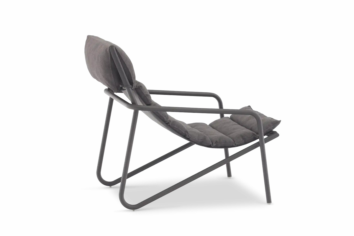 Loungestolen mot en vit bakgrund