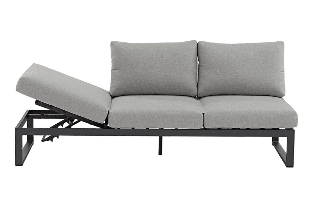 Soffan mot en vit bakgrund