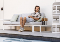 Bilder visar soffan med vit ram En man sitter på soffan bredvid en pool