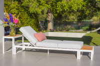 Sidoborden ingår ej Soffan utan ryggstödet står utomhus mellan två sidobord