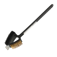 Grillborste med Mässingborst Skrapan med mässingborsten framåt mot en vit bakgrund