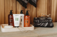 Bilden visar honungen med björkdoft Honungen tillsammans med andra bastutillbehör