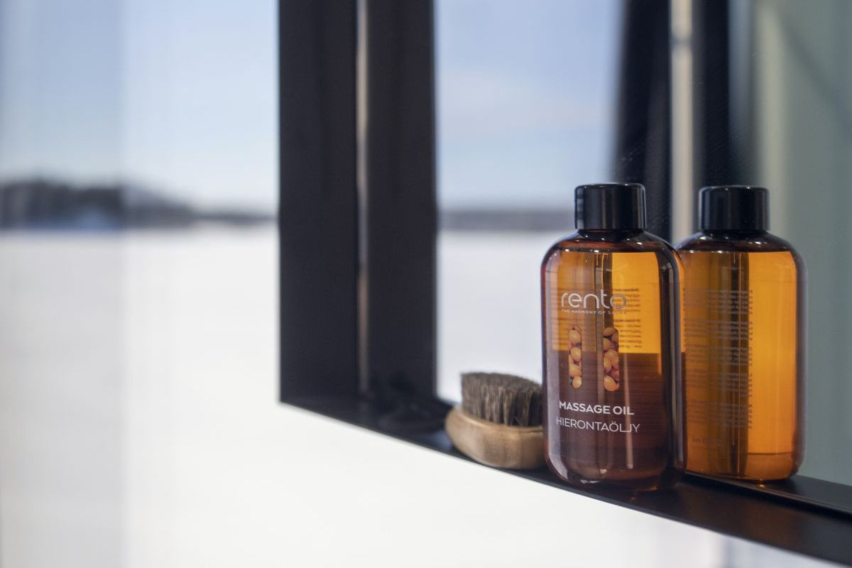 Massageoljan på en hylla bredvid en borste