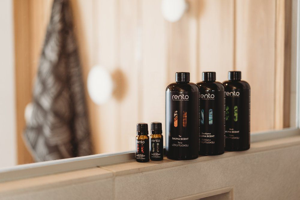 Rento bastudofter på en hylla i badrummet