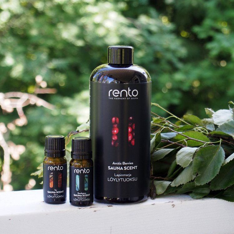 Tre bastudofter utomhus bredvid björkris