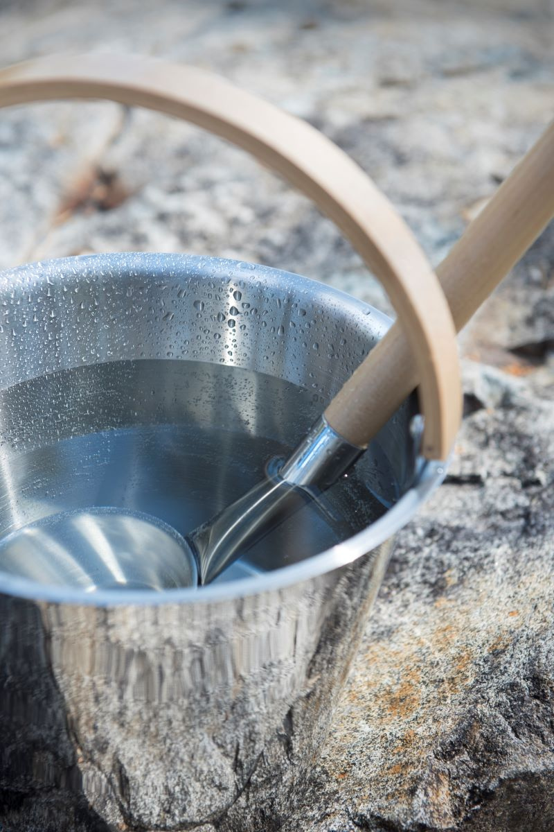 Skopan i en hink fylld med vatten