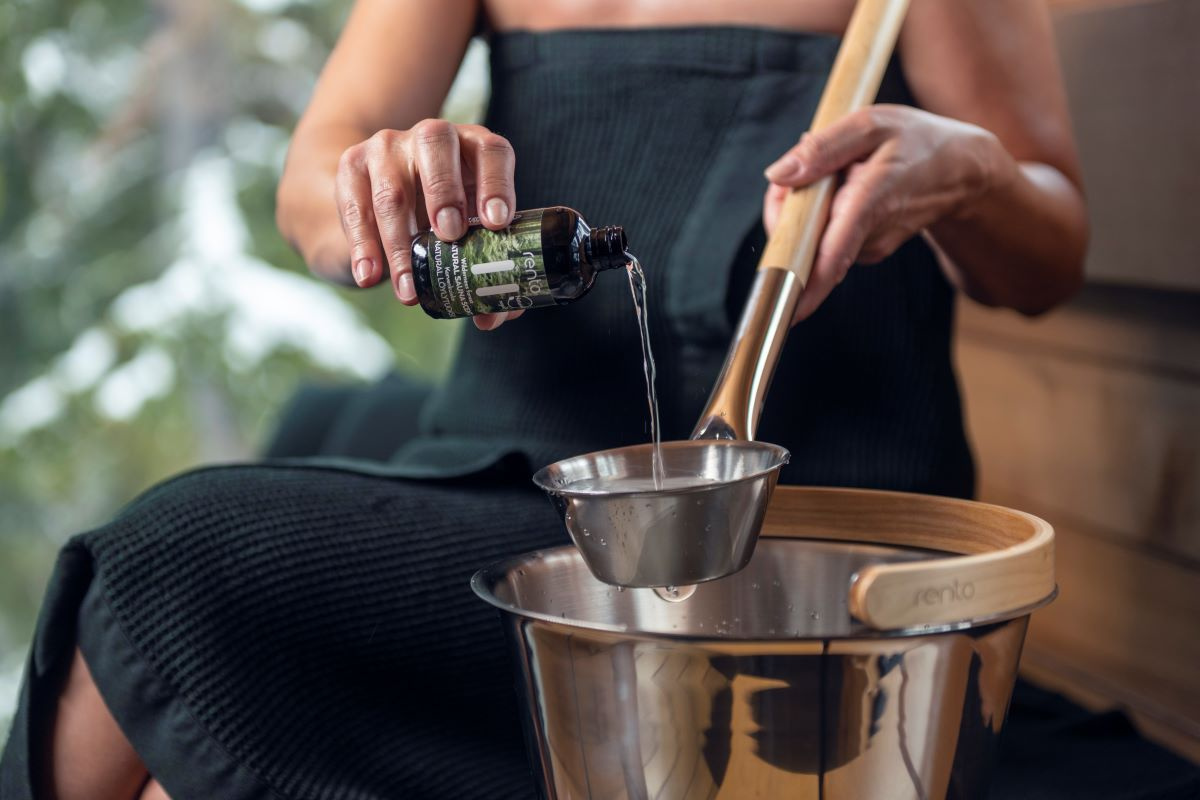 Bastudoft hälls upp i en skopa ovanför en hink