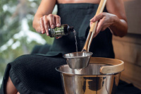 Bastuhink och Skopa i Rostfritt Stål Bastudoft hälls upp i en skopa ovanför en hink