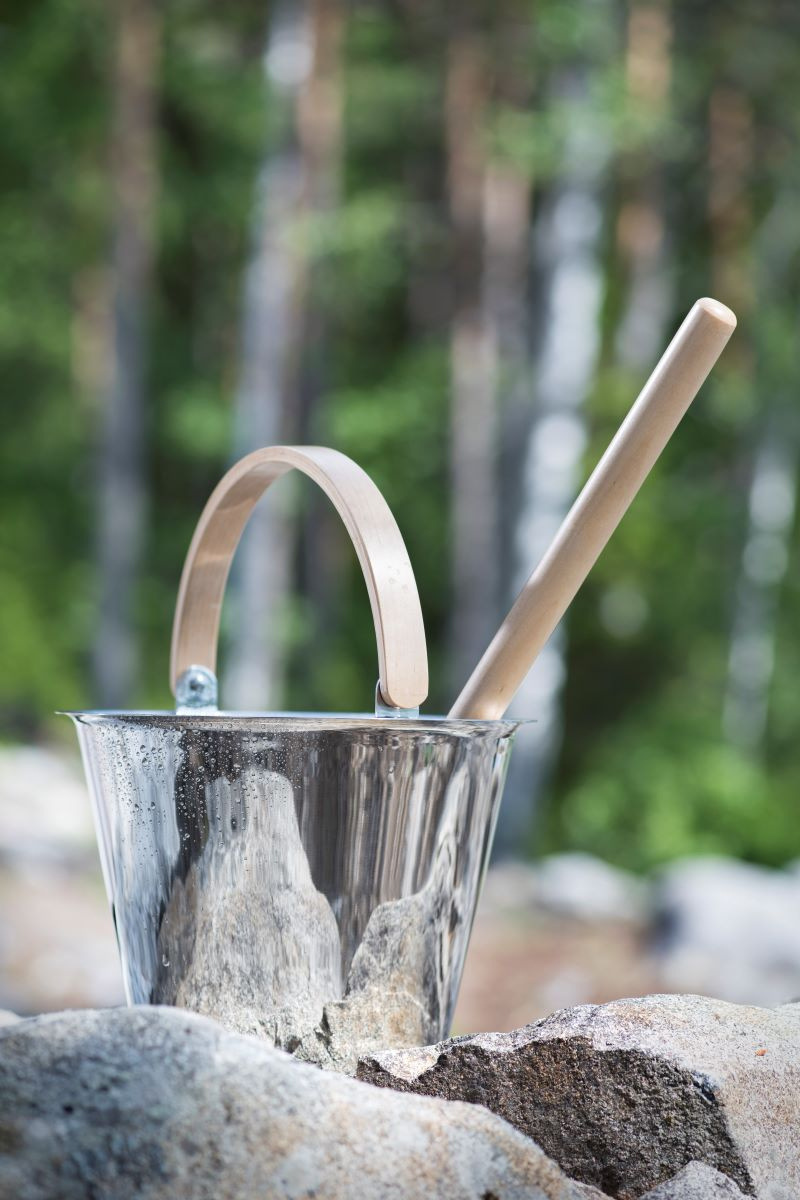 Bastuhinken med skopan står på en stenhäll