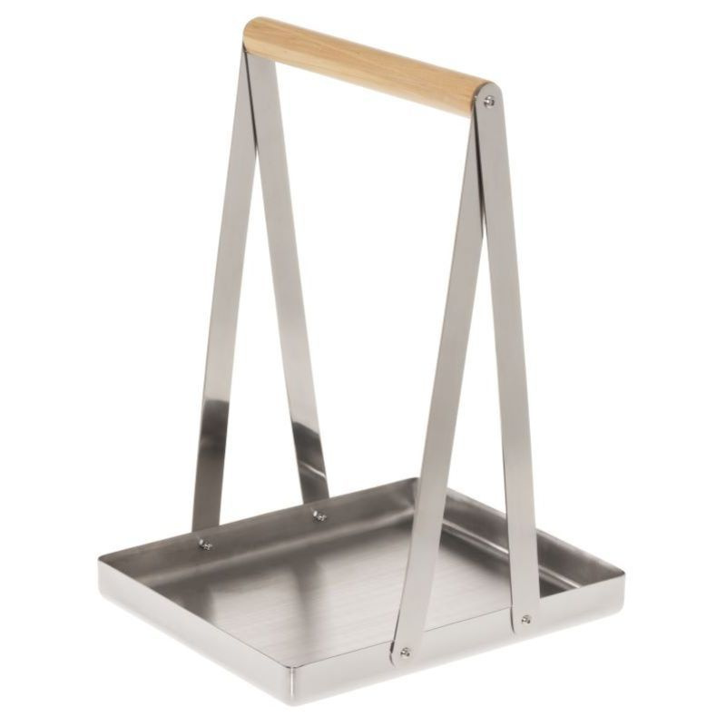 Vedkorgen mot en vit bakgrund