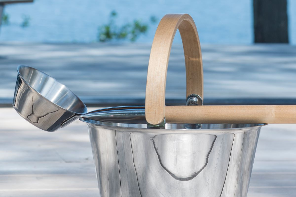 Närbild på bastuskopan tillsammans med hinken från samma kollektion