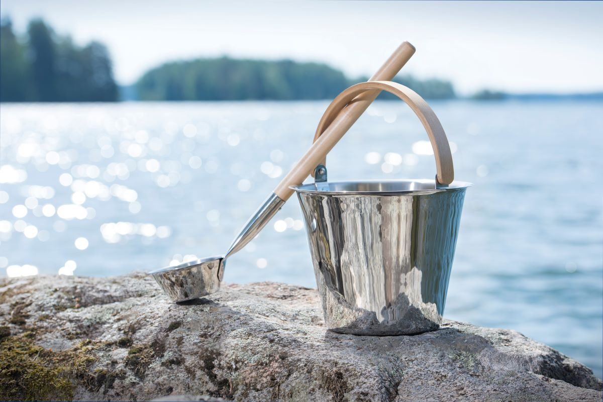 Bastuskopan tillsammans med hinken från samma kollektion på en klippa