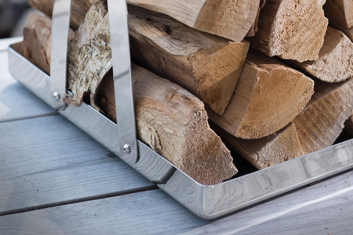 Närbild på vedkorgens botten med ved i