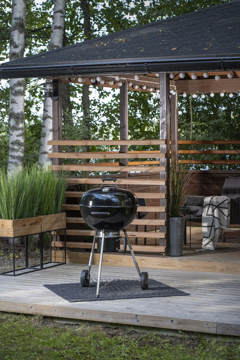 Grillen står på en uteplats