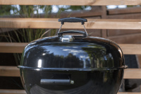 Med termometer, luftventil, och värmeskyddat handtag Närbild på grillens lock
