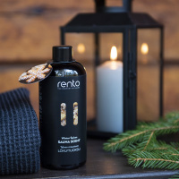 Bastudoft Presentförpackning Vinter, 3 x 400 ml Bastudoft Vinterkryddor bredvid en ljuslykta, en handduk, och en gren.