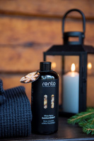 Bastudoft Pepparkaka, 400 ml Bastudoften bredvid en handduk och gren framför en lykta med ett levande ljus