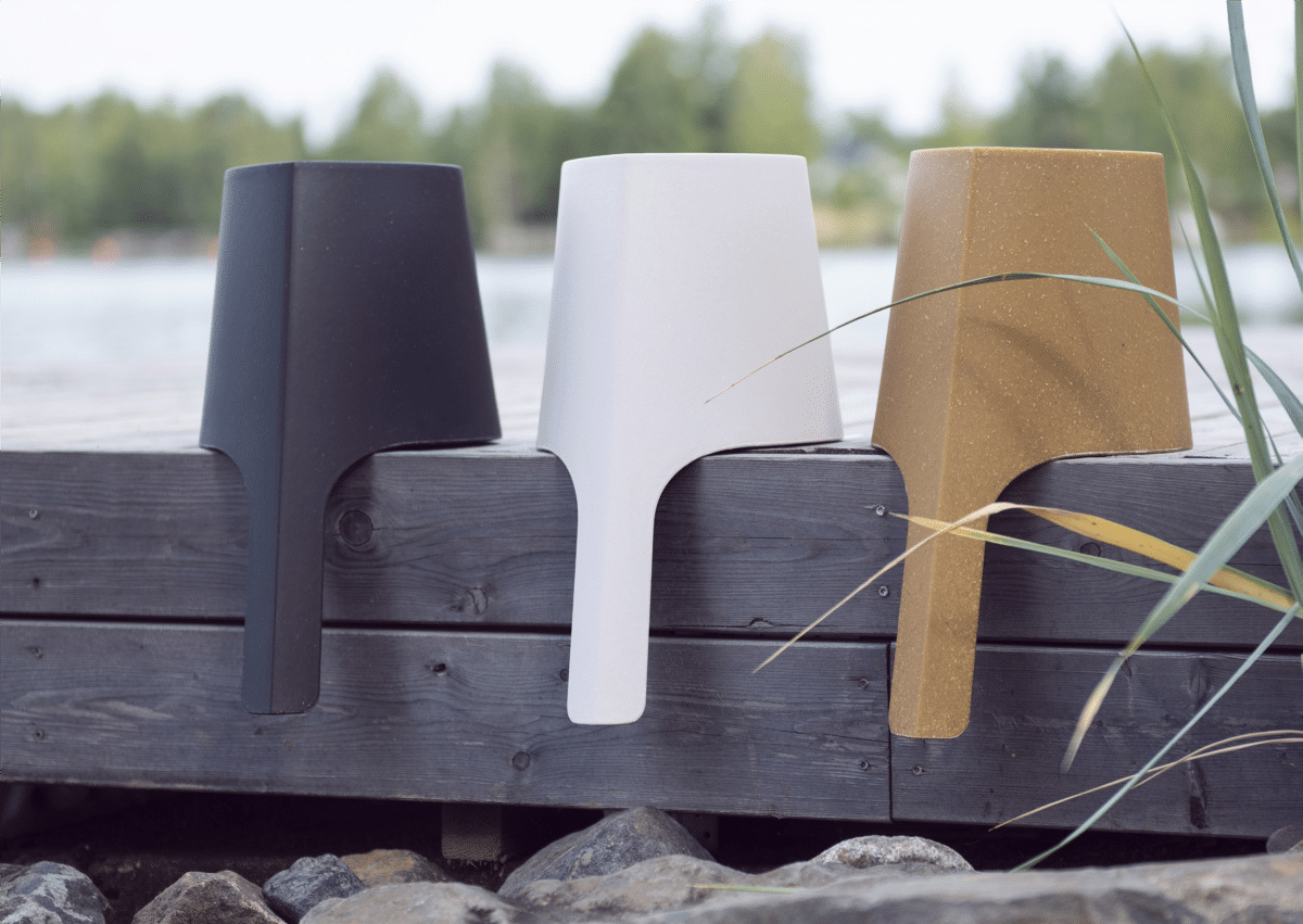 Bastuhinken i tre färger står upp och ner på en brygga