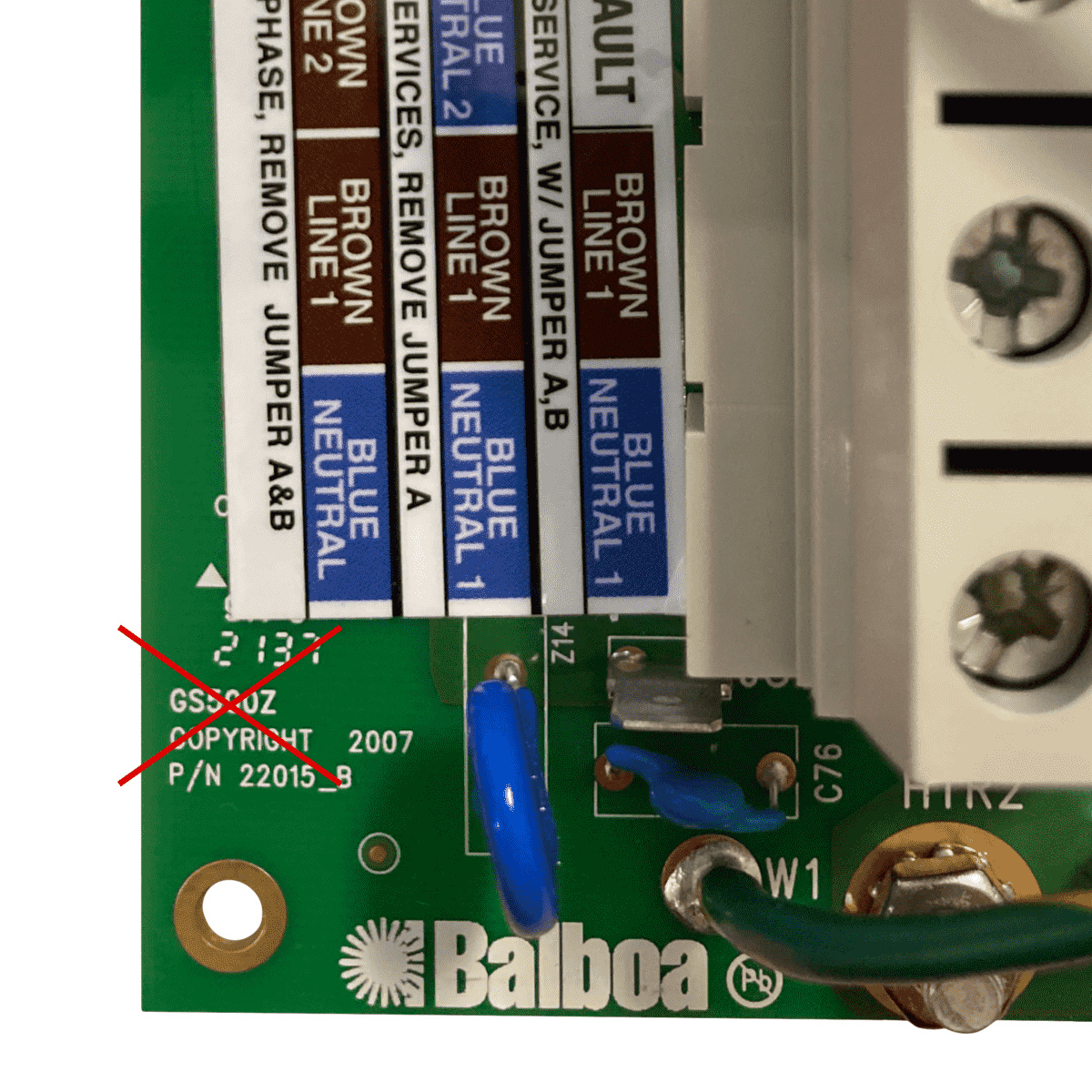 Närbild på det nedre vänstra hörnet av kretskortet