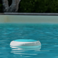 ICO Pool Salt V2 med WiFi + Bluetooth en ico flyter på vattenytan i en pool