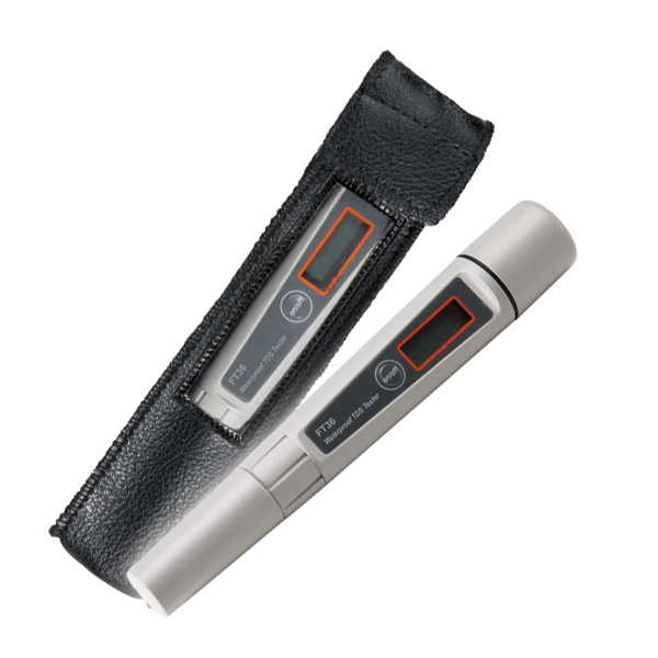 FT36 mätaren och dess fodral mot en vit bakgrund