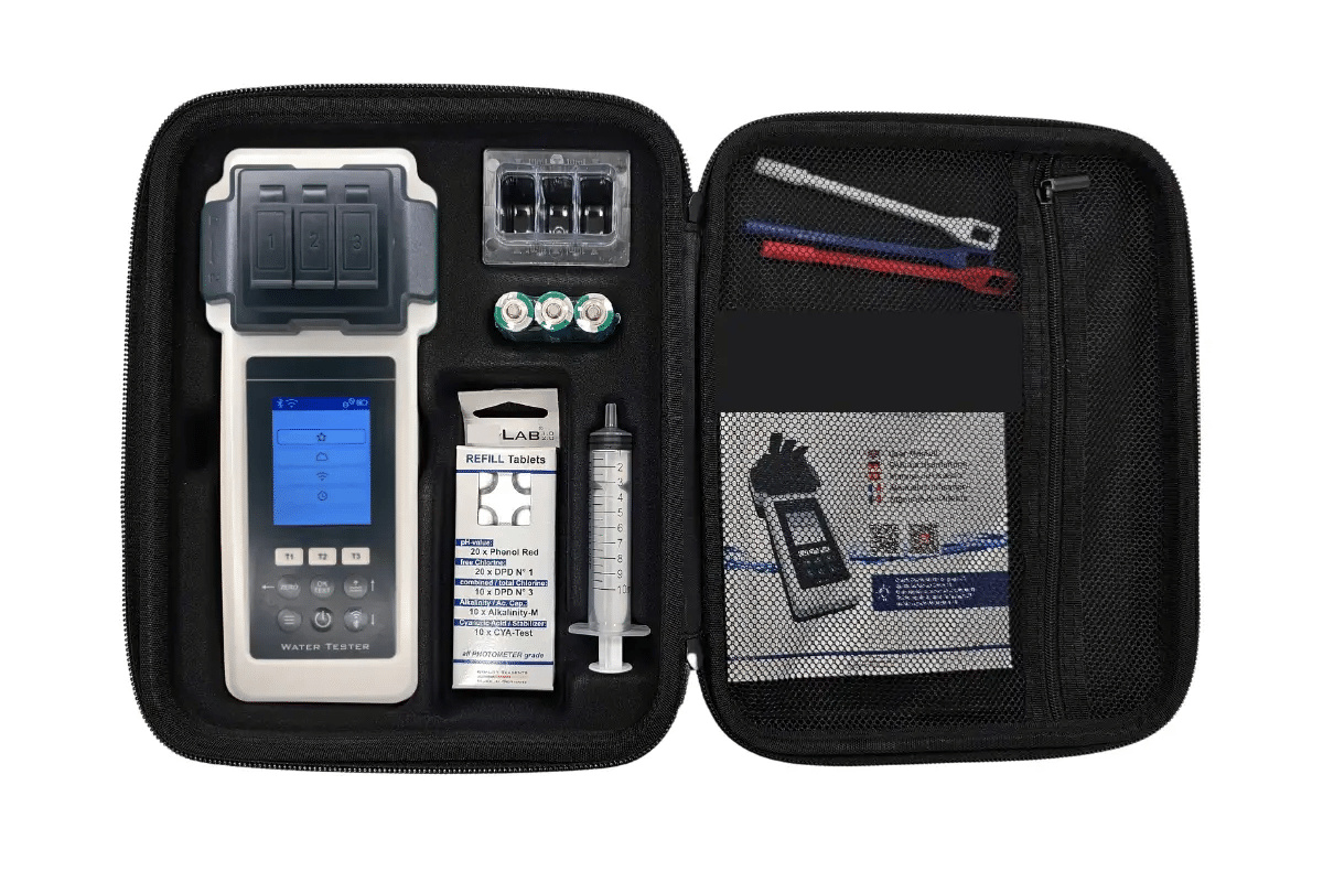 Förvaringsväskan öppen med alla fack fyllda