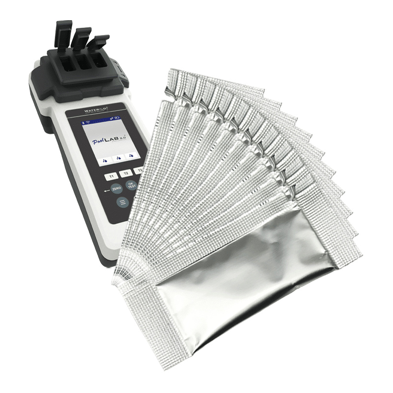 10 påsar testpulver framför en poollab 2.0 testapparat 