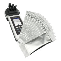 Testpulver Fosfat HR Nr.1 - 10st för PoolLab 2 10 påsar testpulver framför en poollab 2.0 testapparat