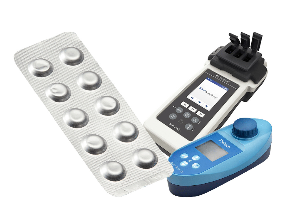Ett ark med tabletter bredvid en PoolLab 2.0 och en Autocheck 25