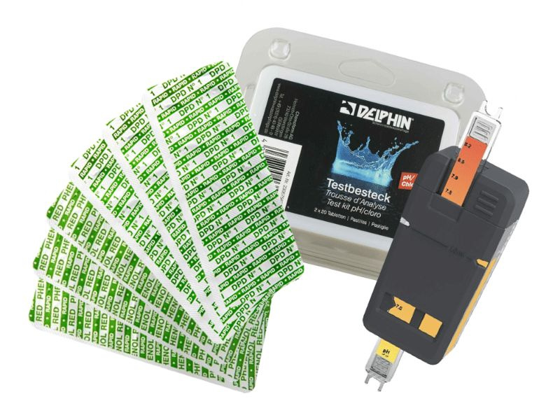 Testtabletterna med testkitten mot en vit bakgrund