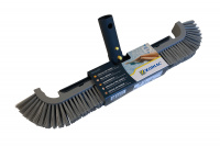 Borsten är 44 cm lång Poolborsten mot en vit bakgrund