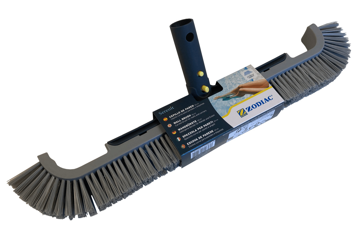 Poolpumpen mot en vit bakgrund