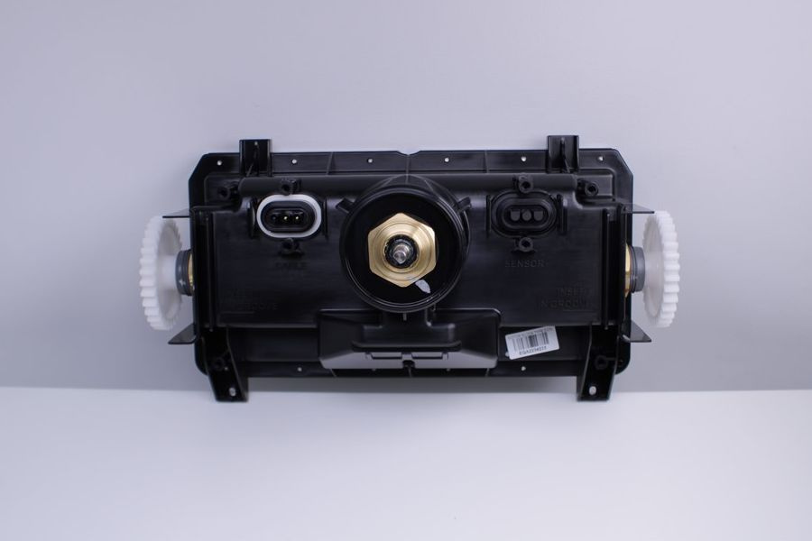 Motorblocket mot en grå bakgrund