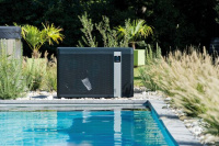 Luftvärmepump HP Z260iQ MD5 Luftvärmepumpen står bland buskar bredvid en pool