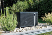 Luftvärmepump HP Z260iQ MD5 Luftvärmepumpen står bland buskar bredvid en pool