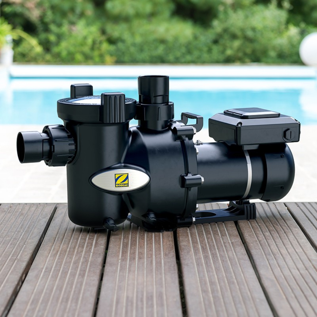 Pumpen stående på en poolsarg 