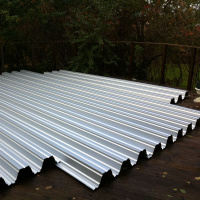 Poolplåtar på en pool